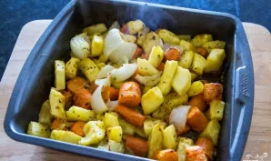 Tuomet įkaitinkite orkaitę iki 190 laipsnių ir dėkite daržoves kepti 25-30 minučių. Jos turi suminkštėti.