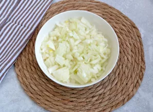 Smulkiai supjaustykite svogūną. Galite pjaustyti pusžiedžiais arba kubeliais - kaip jums patinka.