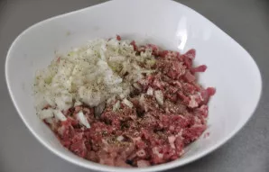 Svogūną ir mėsą smulkiai supjaustykite gabalėliais - būtent supjaustykite, o ne sumalkite mėsmale, nes nuo to priklauso pyragėlių skonis....