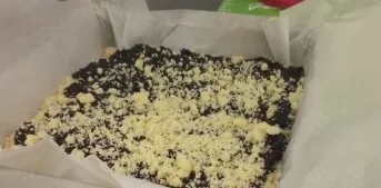 Ant mėlynių uogienės lengvai pabarstykite trupiniais, kad mėlynės liktų matomos.