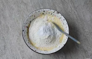 Suberkite miltus, ant viršaus įberkite kepimo miltelius, druską ir šiek tiek vanilino. Nedėkite per daug, kad neužgožtumėte švelnaus varš...