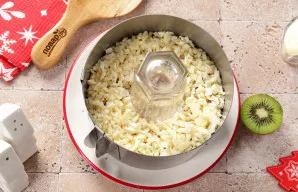 Viršuje tolygiai paskirstykite sūrį. Šio sluoksnio majonezu netepu ir, žinoma, nesūdau, nes pats sūris yra pakankamai sūrus.