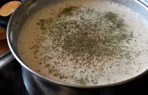 Grąžinkite sriubą ant viryklės, įberkite šiek tiek muskatinio riešuto, pagardinkite pipirais ir pabarstykite žiupsneliu čiobrelio. Maišyd...