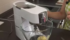 Sviestas turi būti minkštas. Plakite jį mikseriu, kol taps šviesesnis ir puresnis.