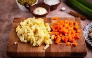 Nulupkite virtas ir atvėsintas bulves bei morkas ir supjaustykite mažais kubeliais.