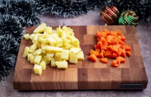 Nulupkite virtas bulves ir morką. Supjaustykite daržoves mažais kubeliais.