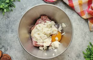 Išminkykite pienu užpiltą bandelę iki vientisos masės ir įmaišykite į faršą.