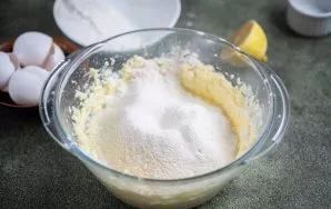 Persijokite pusę visų miltų ir išmaišykite mentele arba šaukštu, kol visiškai susijungs.