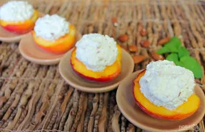 Persikus pripildome varškės ir migdolų mase.