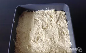 Užpilkite tešlą ant persikų ir tolygiai paskirstykite visame paviršiuje.