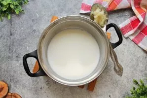 Kosuliui numalšinti supilkite pieną į puodą, užvirinkite ir sudėkite smulkintą česnaką. Sumažinkite kaitrą, išmaišykite ir troškinkite 3–...