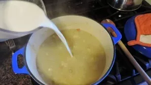 Tada įpilkite pieno ir virkite dar 5 minutes. Į puodą įdėkite sviesto ir virkite 5–6 minutes.
