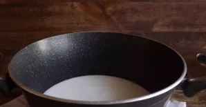 Likusią pieno dalį užvirkite. Įdėkite druskos ir cukraus pagal skonį.