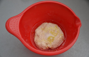 Į tešlą įberkite druskos, įpilkite 6 gramus alyvuogių aliejaus ir supilkite likusį vandenį.