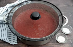 Uždenkite puodą dangčiu, bet šiek tiek jį pastumkite, kad garuotų skystis, o dar geriau – uždenkite tinkleliu, kad paviršius drėgmei išga...