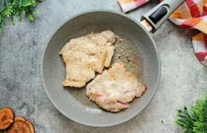 Įkaitinkite orkaitę iki 180 laipsnių. Į keptuvę supilkite augalinį aliejų ir įkaitinkite ant didelės ugnies. Sudėkite mėsą vienu sluoksni...