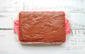 Keiskite sausainių ir pudingo sluoksnius. Viršutinis sluoksnis turi būti pudingas, jį išlyginkite.