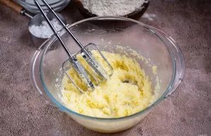 Mikseriu įmaišykite jį į sviesto mišinį.