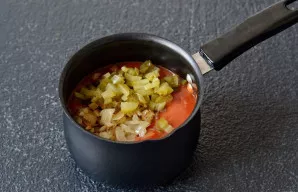 Sudėkite keptą svogūną ir agurkus. Pakaitinkite kelias minutes ir nukelkite nuo viryklės.