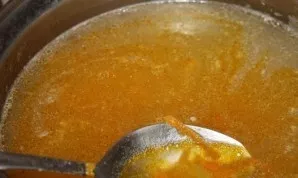 Kai tik bulvės išvirs, į sultinį sudėkite mėsą ir keptus ingredientus.