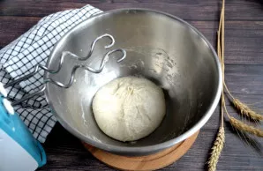 Užminkykite tešlą, geriausia tai daryti su mikseriu — intensyviai apie 10 minučių.