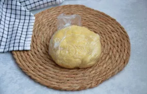 Suminkykite tešlą - ilgai minkyti nereikia, tiesiog sujunkite į vientisą rutulį, suvyniokite į plėvelę ir padėkite į šaldytuvą 30 minučių.