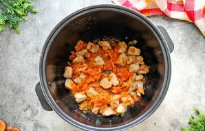 Pomidorą supjaustykite kubeliais ir sudėkite į puodą. Tuo pačiu režimu kepinkite dar apie 10 minučių, maišydami.