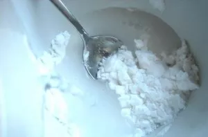 Į 100 ml vandens įpilkite krakmolo.