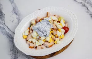 Aguonų sėklas sumaišykite su majonezu ir užpilkite salotas. Jei reikia, pagal skonį pasūdykite ir pabarstykite pipirais.