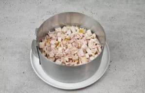 Ant bulvių sluoksnio dėkite paruoštą rūkytos vištienos mėsą ir majonezo sluoksnį.