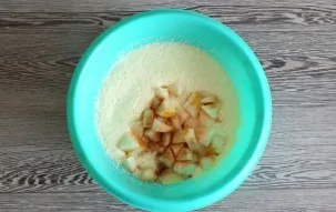 In a bowl of curd and egg mass, add the chopped apples, cinnamon and vanillin. Stir.