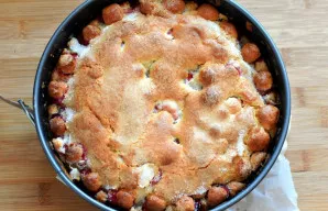 Kepkite iki 180 laipsnių įkaitintoje orkaitėje, apatinio kaitinimo režimu, kol tešla gerai pakils ir pradės rausvėti. Tada padidinkite te...