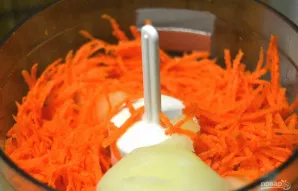 Į trintuvo (blenderio) indą sudėkite susmulkintas morkas ir virtas bulves. Įpilkite kelis šaukštus sultinio. Viską sutrinkite iki tyrės.