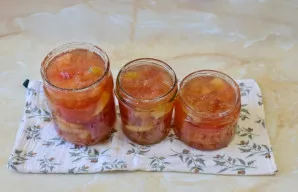 Uogienei paruoškite stiklainius – nuplaukite ir sterilizuokite jums patogiu būdu. Karštą uogienę išpilstykite į stiklainius.