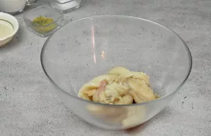 Paruoštą filė patikrinkite, ar nėra stambių kaulų, nusausinkite popieriniais rankšluosčiais ir supjaustykite gabaliukais.