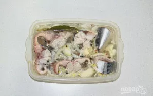 Užpilkite skumbrę karštu marinatu. Atvėsusią uždenkite dangčiu ir padėkite į šaldytuvą.