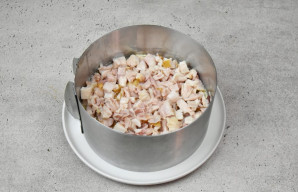 Ant bulvių sluoksnio sudėkite paruoštą rūkytą vištieną ir užtepkite majonezo sluoksnį.