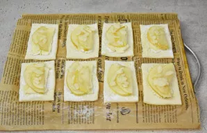 Paruoštas sluoksniuotes kartu su kepimo popieriumi perkelkite ant kepimo skardos ir kepkite iki 180 °C įkaitintoje orkaitėje apie 20 minu...