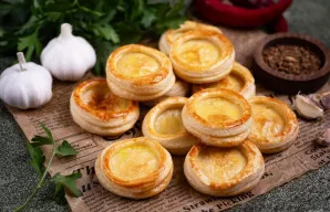 Kepkite tartaletes iš anksto iki 180 °C įkaitintoje orkaitėje 15 minučių. Iškepusias tartaletes atvėsinkite.