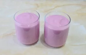 Smoothie su varške ir avietėmis paruoštas!