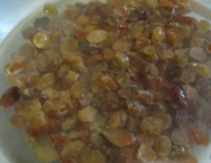 Taip pat užmerkite razinas ir palikite valandai vandenyje.