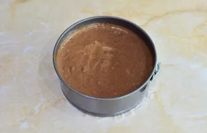 Paruoštą tešlą supilkite į 15-20 cm kepimo formą. Kuo platesnė forma, tuo žemesnis bus tortas. Kepkite biskvitą 180 °C temperatūroje apie...