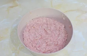 Visus ingredientus gerai išmaišykite iki vientisos masės ir kelis kartus išmuškite ją į dubens dugną, kad taptų tvirtesnė.