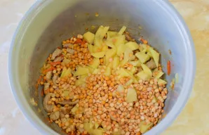 Į puodą sudėkite žirnius ir bulves.