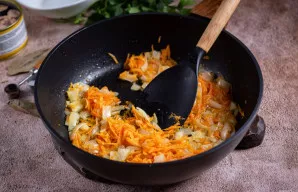 Kepkite ant vidutinės ugnies, maišydami mentele, 4-5 minutes.