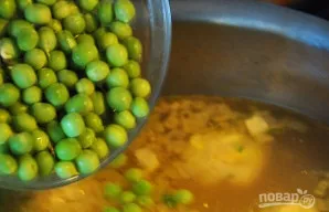 Po kukulių iškart įdėkite žirnelius, virkite dar 5-7 minutes.