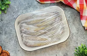 Uždenkite indą dangčiu arba sandariai apvyniokite plėvele.