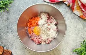 Viską pasūdykite, pagardinkite pipirais ir gerai išmaišykite iki vientisos masės.