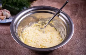 Visus ingredientus gerai išmaišykite iki vientisos masės.