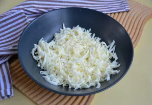 Kol tešla ilsisi, pasiruoškite įdarą. Tam sutarkuokite sūrį.